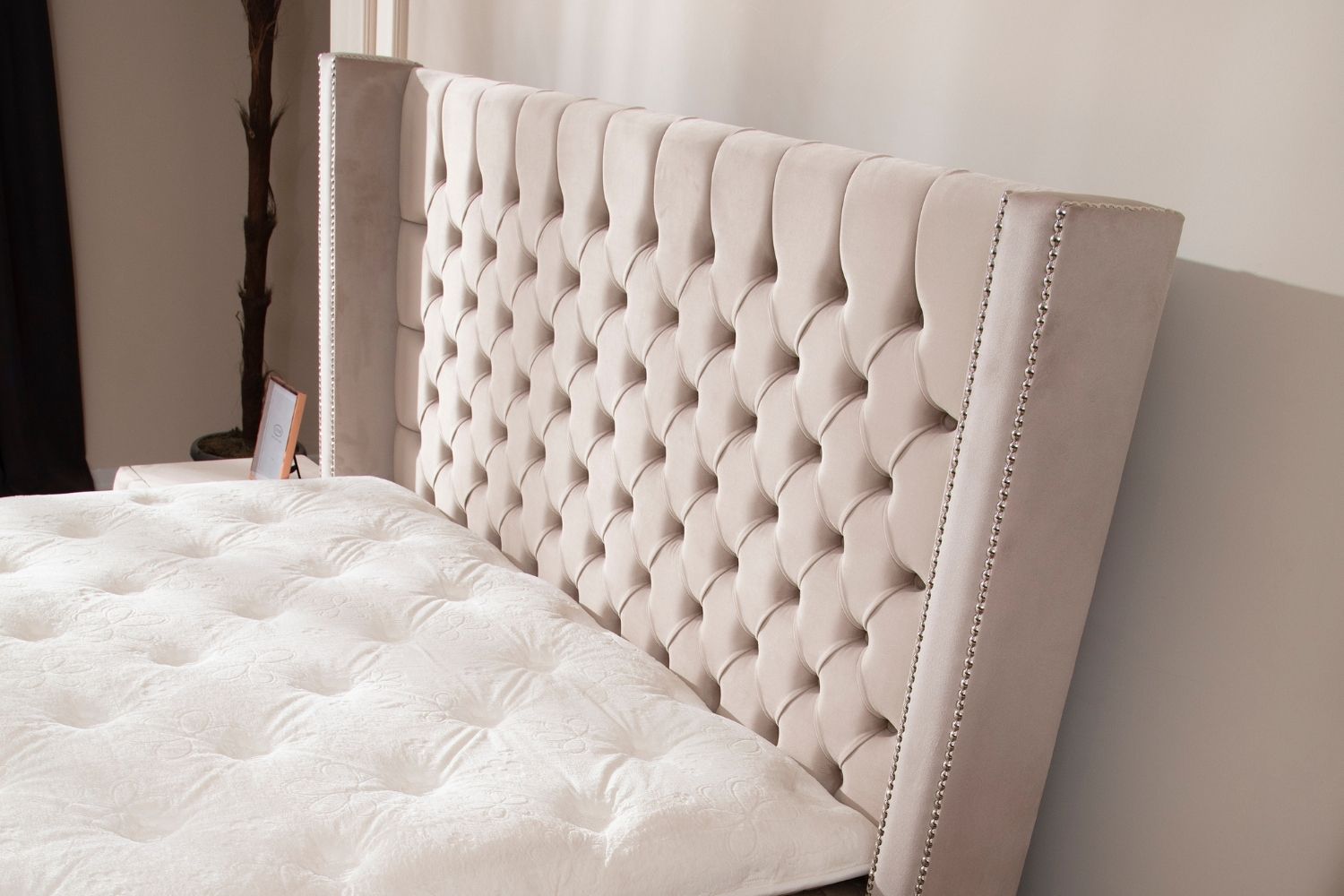 Lit Coffre CLOUTE BEIGE - Velours capitonné